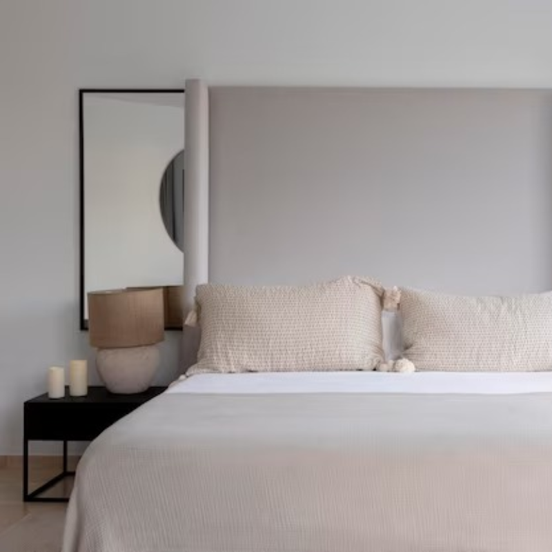 Hindari Meletakkan Cermin di Depan Tempat Tidur