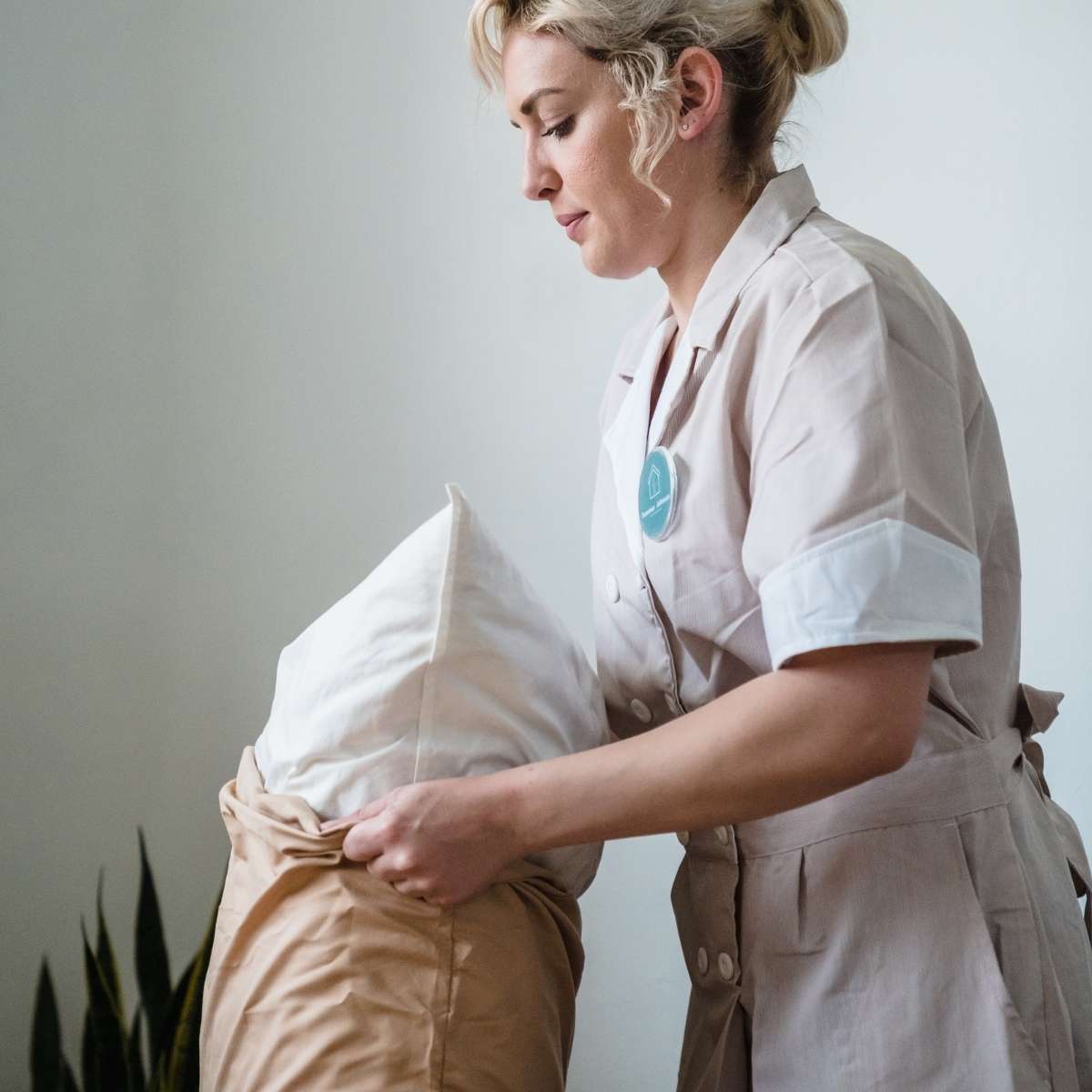 1. Mengganti Sarung Bantal Secara Rutin