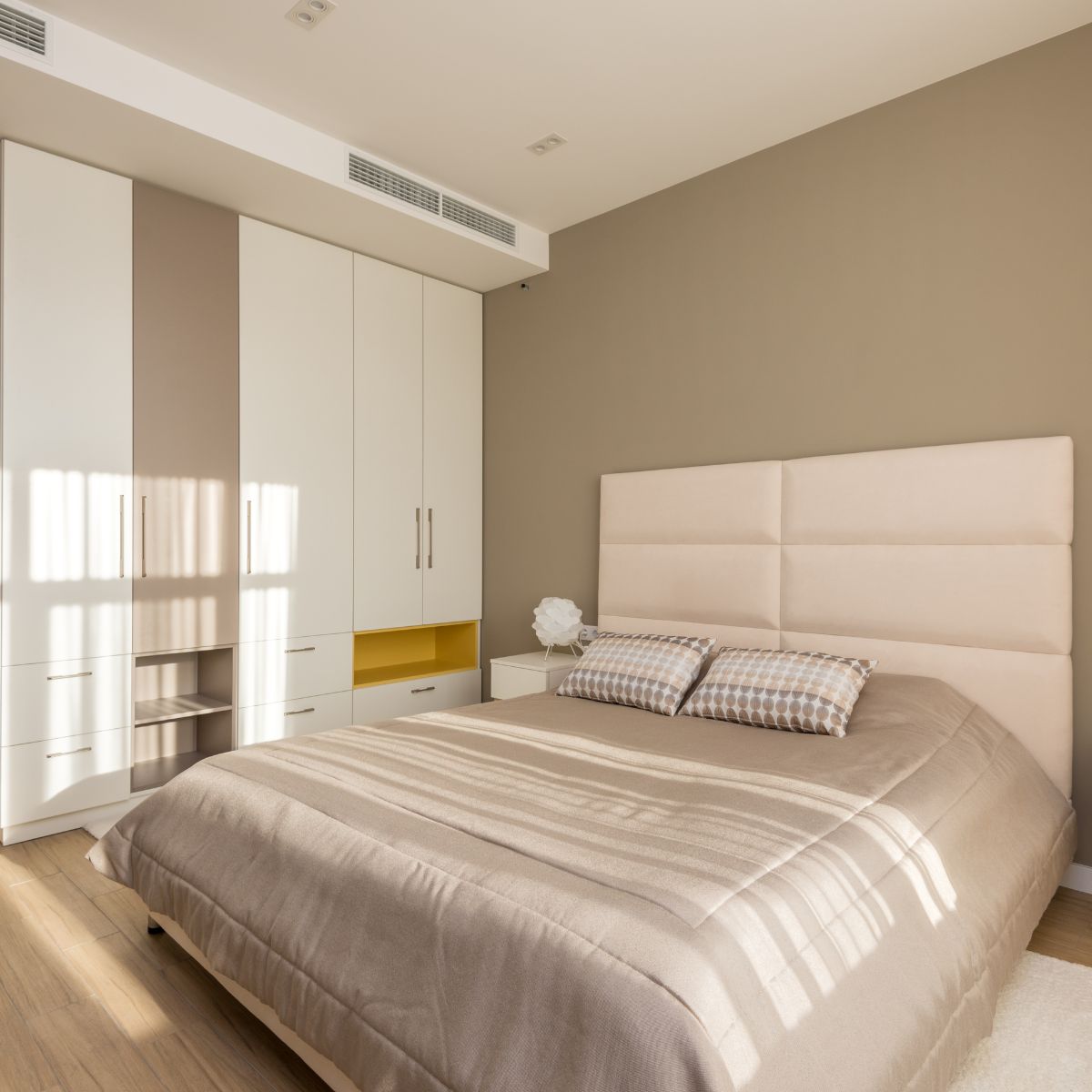 4. Tepat di Bawah Balok atau Rak Gantung