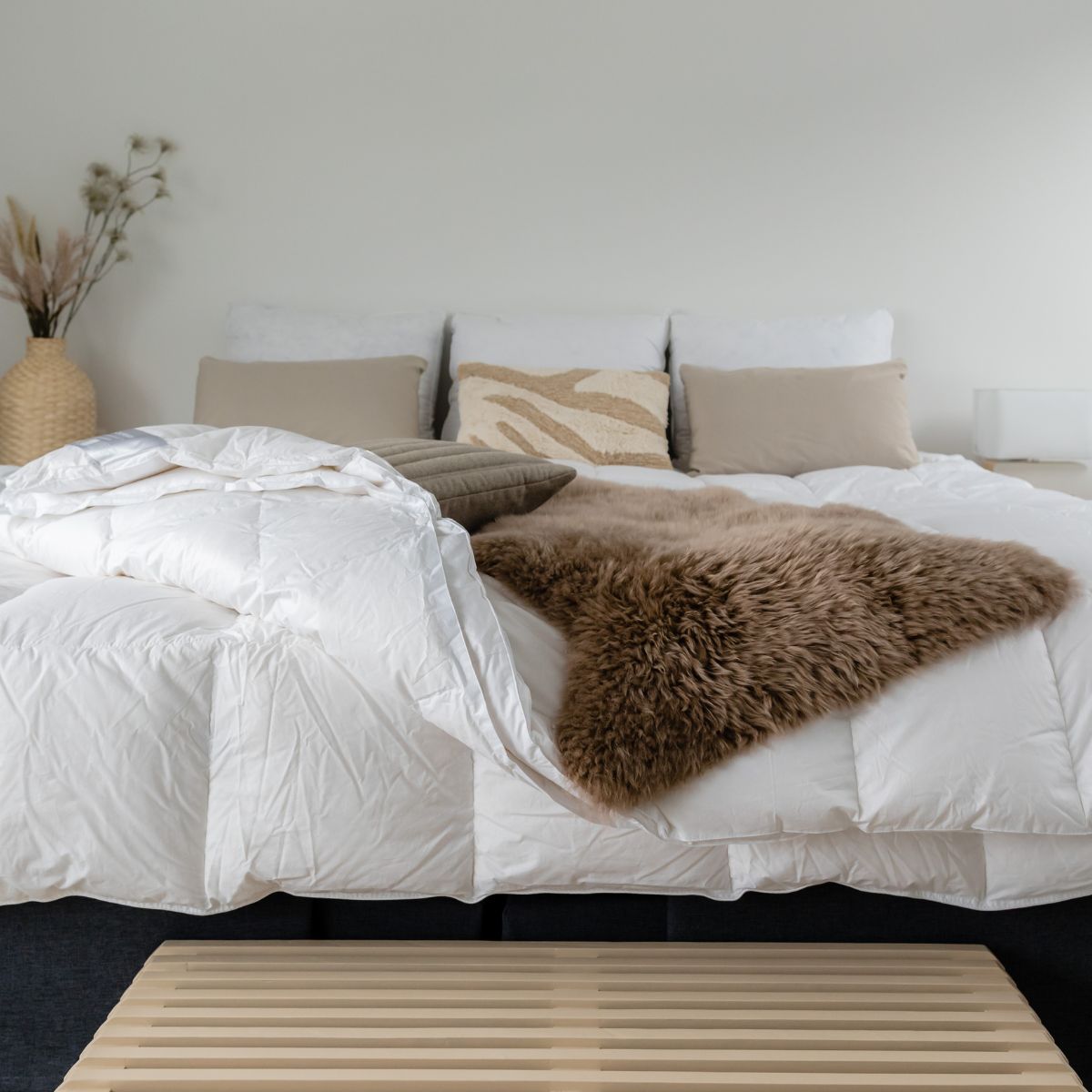 7. Tepat di Tengah Ruangan Tanpa Sandaran