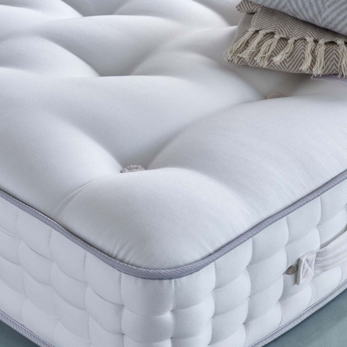 Cara Memutar dan Membalik Spring Bed dengan Aman
